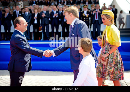 Normandie, Frankreich. 6. Juni 2014. Der französische Präsident Francois Hollande begrüßt Königin Maxima und König Willem-Alexander der Niederlande anlässlich des 70. Jahrestages des d-Day Landungen, am Sword Beach, Ouistreham, Normandie, Frankreich, 6. Juni 2014. Bildnachweis: Dpa picture Alliance/Alamy Live News Stockfoto