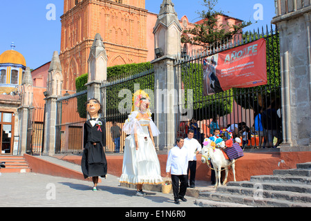 Die Riesen und Esel bei einer Hochzeit in San Miguel de Allende, Guanajuato, Mexiko Stockfoto