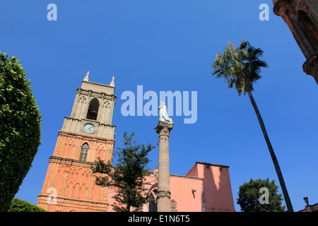 Iglesia San Rafael und Statue auf dem Hauptplatz von San Miguel de Allende, Guanajuato, Mexiko Stockfoto