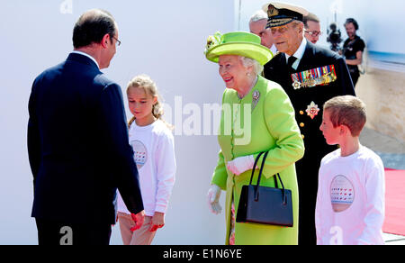 Normandie, Frankreich. 6. Juni 2014. Französische Präsident Francois Hollande (L-R), der britischen Königin Elisabeth II. und Prinz Philip anlässlich des 70. Jahrestages des d-Day Landungen, am Sword Beach, Ouistreham, Normandie, Frankreich, 6. Juni 2014. Bildnachweis: Dpa picture Alliance/Alamy Live News Stockfoto