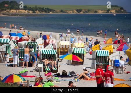 Boltenhagen, Deutschland. 7. Juni 2014. Die Strände sind überfüllt an der Ostsee in Boltenhagen, Deutschland, 7. Juni 2014. Foto: JENS Büttner/Dpa/Alamy Live News Stockfoto