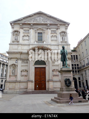 Alessandro Manzoni Statue in Piazza San Fedele in Mailand, Italien Stockfoto