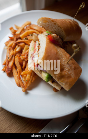 USA New Jersey NJ Cape May Point - Red Store Restaurant Café und Gemischtwaren - geschwärzten Flunder Sandwich mit Pommes frites Stockfoto