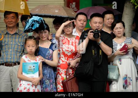 Chengdu, China Reisedaten Provinz. 7. Juni 2014. Eltern von Studenten, die an der nationalen Hochschule Eingang Prüfung (NCEE) warten außerhalb der Zhonghe High School in Chengdu, Hauptstadt der Südwesten Chinas Reisedaten Provinz, 7. Juni 2014. Chinas 2014 nationalen College-Aufnahmeprüfung begann am Samstag. Die zweitägige Prüfung beschäftigt nicht nur 9,4 Millionen Teilnehmer, sondern auch viele Eltern. © Li Qiaoqiao/Xinhua/Alamy Live-Nachrichten Stockfoto