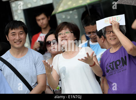 Chengdu, China Reisedaten Provinz. 7. Juni 2014. Eltern begrüßen ihre Kinder, die gerade den Mathetest von der nationalen Hochschule Eingang Prüfung (NCEE) an der Zhonghe High School in Chengdu, Hauptstadt der Südwesten Chinas Reisedaten Provinz, 7. Juni 2014 abgeschlossen haben. Chinas 2014 nationalen College-Aufnahmeprüfung begann am Samstag. Die zweitägige Prüfung beschäftigt nicht nur 9,4 Millionen Teilnehmer, sondern auch viele Eltern. © Li Qiaoqiao/Xinhua/Alamy Live-Nachrichten Stockfoto