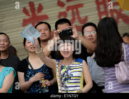 Chengdu, China Reisedaten Provinz. 7. Juni 2014. Eltern begrüßen ihre Kinder, die gerade den Mathetest von der nationalen Hochschule Eingang Prüfung (NCEE) an der Zhonghe High School in Chengdu, Hauptstadt der Südwesten Chinas Reisedaten Provinz, 7. Juni 2014 abgeschlossen haben. Chinas 2014 nationalen College-Aufnahmeprüfung begann am Samstag. Die zweitägige Prüfung beschäftigt nicht nur 9,4 Millionen Teilnehmer, sondern auch viele Eltern. © Li Qiaoqiao/Xinhua/Alamy Live-Nachrichten Stockfoto