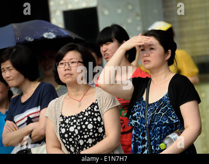 Chengdu, China Reisedaten Provinz. 7. Juni 2014. Eltern von Studenten, die an der nationalen Hochschule Eingang Prüfung (NCEE) warten außerhalb der Zhonghe High School in Chengdu, Hauptstadt der Südwesten Chinas Reisedaten Provinz, 7. Juni 2014. Chinas 2014 nationalen College-Aufnahmeprüfung begann am Samstag. Die zweitägige Prüfung beschäftigt nicht nur 9,4 Millionen Teilnehmer, sondern auch viele Eltern. © Li Qiaoqiao/Xinhua/Alamy Live-Nachrichten Stockfoto