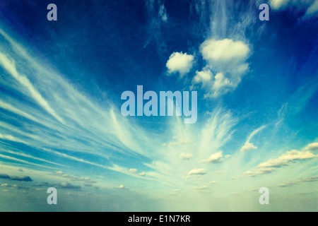 Blauer Himmel mit weißen Cirrus-Wolken Retro-Bild Crossen Stockfoto