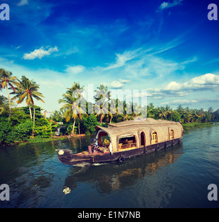 Vintage Retro-Hipster Stil reisen Foto von Kerala Reisen Tourismus Hintergrund - Hausboot auf Kerala Backwaters. Kerala, Indien Stockfoto
