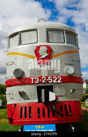 Mongolei, Ulan Bator, Eisenbahnmuseum, alte Lokomotive von Trans-sibirische-Zug, datiert 1948, Joseph Satlin-statue Stockfoto