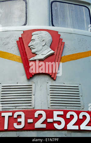 Mongolei, Ulan Bator, Eisenbahnmuseum, alte Lokomotive von Trans-sibirische-Zug, datiert 1948, Joseph Satlin-statue Stockfoto