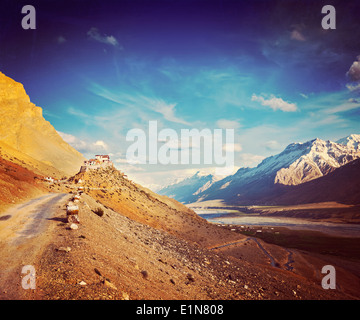 Vintage Retro-Hipster Stil reisen Bild Straße zum Kloster Kee (Ki, Schlüssel). Spiti Valley, Himachal Pradesh, Indien Stockfoto