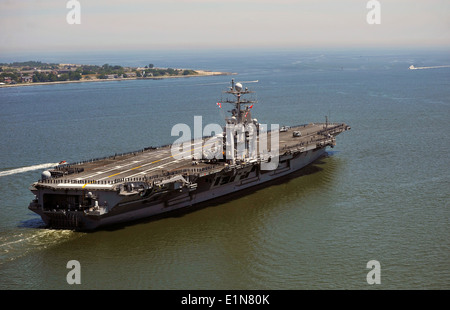 US Navy Matrosen und Marinesoldaten Mensch die Schienen an Bord der Flugzeugträger der Nimitz-Klasse USS Harry S. Truman als das Schiff für eine geplante Bereitstellung 21. Mai 2010 aus Norfolk, Virginia fährt. Stockfoto