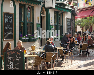 Sitzen vor einem Pub an einem warmen Abend in The Lanes in Brighton Stockfoto
