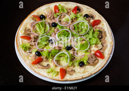 Köstliche Pizza mit Fleisch von Huhn Stockfoto