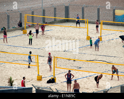 Beach-Volleyball in Brighton beim Sportklub werden Stockfoto