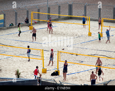 Beach-Volleyball in Brighton beim Sportklub werden Stockfoto