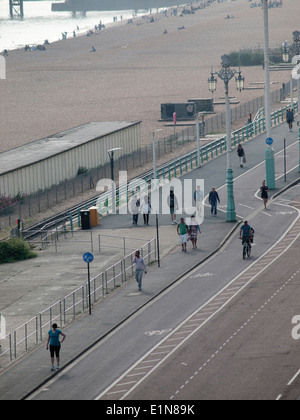 Schlendern Sie späten Nachmittag entlang Madeira Drive in Brighton Stockfoto