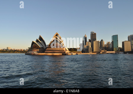 Sydney Harbour View einschließlich Sydney Opera House und die Skyline der Stadt in der Abenddämmerung, Sydney, NSW, Australien Stockfoto