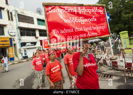 Yangon, Region Yangon, Myanmar. 7. Juni 2014. Burmesische Bauern marschieren in Yangon. Etwa 100 birmanischen Bürgerinnen und Bürger, die sagen, sie haben verloren ihr Land an der burmesische Armee, hatte einen Protest im zentralen Yangon Samstag März. Es ist ein Zeichen wie schnell Myanmar ist, dass die Behörden erlaubt den Marsch und andere Protestaktionen wie es, ohne Störungen zu ändern. Bildnachweis: Jack Kurtz/ZUMAPRESS.com/Alamy Live-Nachrichten Stockfoto