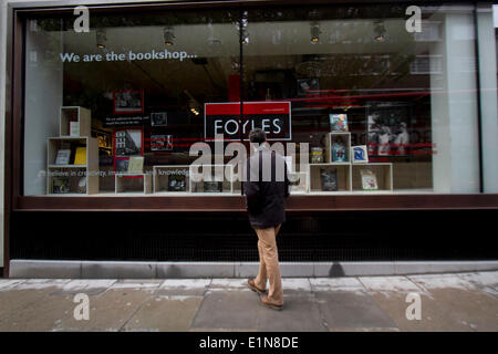 London UK. 7. Juni 2014. Ein Kunde interessiert sich für das Fenster der neuen Foyles Buchhandlung. Die ersten Kunden-Warteschlange Foyles neuen Flagshipstore Buch eingeben, seine Kunden mit goodie begrüßt, bags Credit: Amer Ghazzal/Alamy Live-Nachrichten Stockfoto