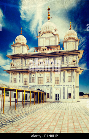 Vintage Retro-Hipster Stil reisen Bild des Sikh Gurdwara mit überlagerten Grunge Texturen mit überlagerten Grunge Texturen. Gwalior Stockfoto