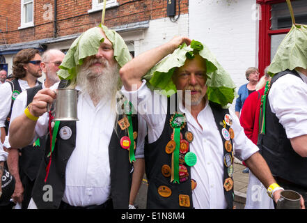 Southwell, Nottinghamshire, Großbritannien 7. Juni 2014. Kräftige Schauer nicht Geister auf dem Southwell Folk Festival zu dämpfen. Das jährliche Festival der Musik und Tanz läuft seit 2007. Bildnachweis: Mark Richardson/Alamy Live-Nachrichten Stockfoto