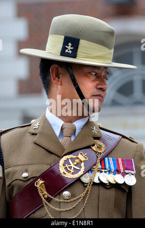 Maidstone, Kent, England. Civic Day Parade, die Wahl des neuen Bürgermeister von Maidstone, Stadtrat Richard Thick zu Ehren. Eine militärische Parade durch die Stadt wird von einem Dienst im All Saints Church gefolgt. Soldat der Gurkha-Regiment mit Sitz in der Stadt vertreten Stockfoto