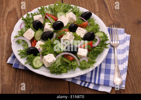 Griechische Bauern Salat mit riesigen schwarzen Oliven und Schafe Käse, Ansicht von oben Stockfoto