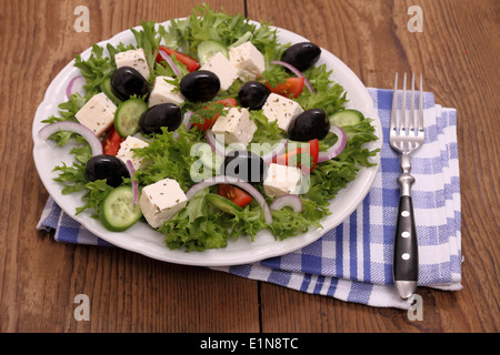 Griechische Bauern Salat mit gigantischen schwarzen Oliven, Schafe Käse, Ansicht von oben Stockfoto