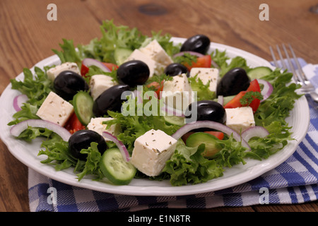 Griechischer Salat mit gigantischen schwarzen Oliven, Schafe Käse, close up Stockfoto