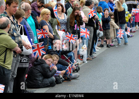 Maidstone, Kent, England. Civic Day Parade, die Wahl des neuen Bürgermeister von Maidstone, Stadtrat Richard Thick zu Ehren. Eine militärische Parade durch die Stadt wird von einem Dienst im All Saints Church gefolgt. Menschenmassen entlang der Strecke warten auf die Präzession Stockfoto