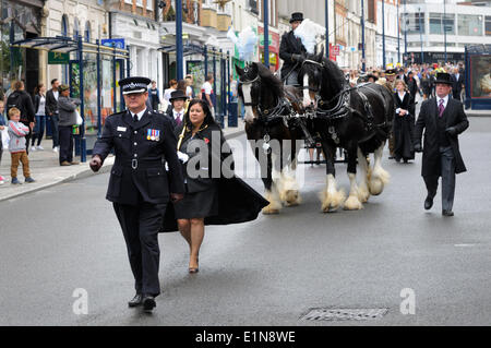 Maidstone, Kent, England. Civic Day Parade, die Wahl des neuen Bürgermeister von Maidstone, Stadtrat Richard Thick zu Ehren. Eine militärische Parade durch die Stadt folgt ein Service bei All Saints Church Stockfoto