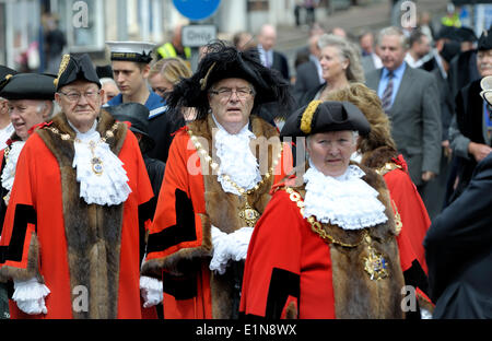 Maidstone, Kent, England. Civic Day Parade, die Wahl des neuen Bürgermeister von Maidstone, Stadtrat Richard Thick zu Ehren. Eine militärische Parade durch die Stadt wird von einem Dienst im All Saints Church gefolgt. Anderen Bürgermeistern Stockfoto