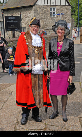 Maidstone, Kent, England. Civic Day Parade, die Wahl des neuen Bürgermeister von Maidstone, Stadtrat Richard Thick zu Ehren. Eine militärische Parade durch die Stadt wird von einem Dienst im All Saints Church gefolgt. Bürgermeister und Bürgermeisterin außerhalb des Archibishops-Palastes Stockfoto