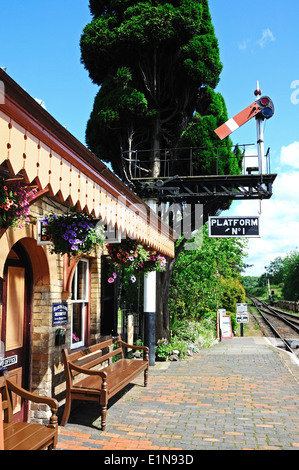 Großen westlichen Bahnhofsgebäudes und GWR senken Quadranten Halterung Semaphore Signal, Hampton Loade, Shropshire, England, Vereinigtes Königreich, Stockfoto