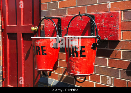 Zwei viktorianische Feuer Eimer auf dem Bahnsteig, Bahnhof West Railway Station, Staffordshire, England, UK, Westeuropa. Stockfoto