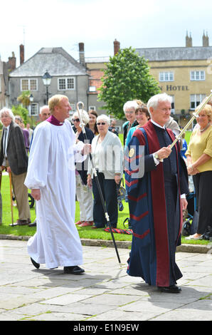 Kathedrale von Wells, Somerset, UK. 7. Juni 2014. Rechts Rev Peter Hancock als 79. Bischof markiert offiziell den Beginn seines Wirkens in der Wells Cathedral in Somerset. Bildnachweis: Robert Timoney/Alamy Live-Nachrichten Stockfoto