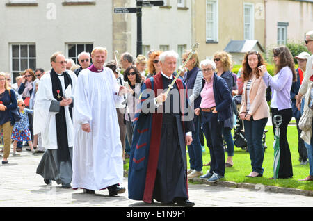 Kathedrale von Wells, Somerset, UK. 7. Juni 2014. Rechts Rev Peter Hancock als 79. Bischof markiert offiziell den Beginn seines Wirkens in der Wells Cathedral in Somerset. Bildnachweis: Robert Timoney/Alamy Live-Nachrichten Stockfoto