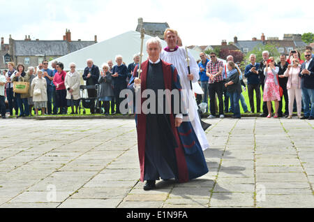 Kathedrale von Wells, Somerset, UK. 7. Juni 2014. Rechts Rev Peter Hancock als 79. Bischof markiert offiziell den Beginn seines Wirkens in der Wells Cathedral in Somerset. Bildnachweis: Robert Timoney/Alamy Live-Nachrichten Stockfoto