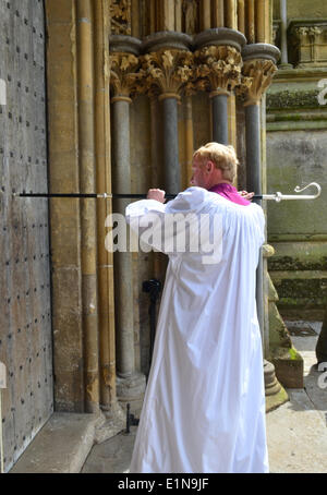 Kathedrale von Wells, Somerset, UK. 7. Juni 2014. Rechts Rev Peter Hancock als 79. Bischof markiert offiziell den Beginn seines Wirkens in der Wells Cathedral in Somerset. Bildnachweis: Robert Timoney/Alamy Live-Nachrichten Stockfoto