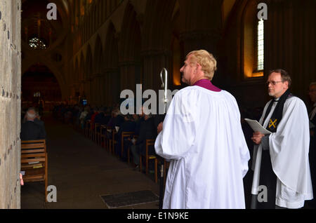 Kathedrale von Wells, Somerset, UK. 7. Juni 2014. Rechts Rev Peter Hancock als 79. Bischof markiert offiziell den Beginn seines Wirkens in der Wells Cathedral in Somerset. Bildnachweis: Robert Timoney/Alamy Live-Nachrichten Stockfoto