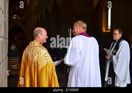 Kathedrale von Wells, Somerset, UK. 7. Juni 2014. Rechts Rev Peter Hancock als 79. Bischof markiert offiziell den Beginn seines Wirkens in der Wells Cathedral in Somerset. Robert Timoney/AlamyLiveNews Credit: Robert Timoney/Alamy Live News Stockfoto