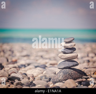 Vintage Retro-Hipster-Stil reisen Bild der Zen-Meditation Hintergrund - ausgewogene Steinen Stack hautnah am Meeresstrand Stockfoto