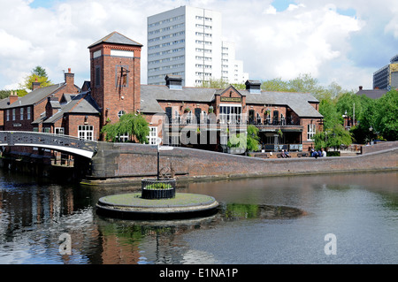 Wegweiser auf einer Insel entlang des Kanals mit der Malt House Pub bis zur hinteren, alte drehen Kreuzung, Birmingham, England, UK. Stockfoto