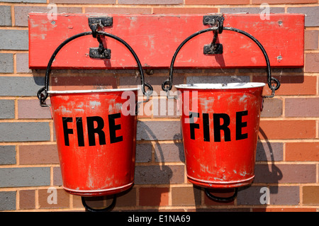 Zwei viktorianische Feuer Eimer auf dem Bahnsteig, Bahnhof West Railway Station, Staffordshire, England, UK, Westeuropa. Stockfoto