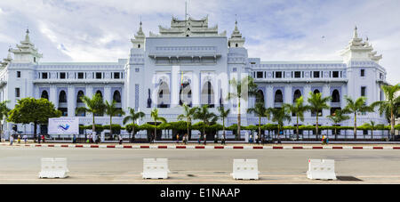 Yangon, Region Yangon, Myanmar. 7. Juni 2014. Yangon Rathaus ist eine ausgedehnte koloniale Gebäude im zentralen Yangon und gilt als eines der am besten erhaltenen Kolonialbauten. Yangon hat die höchste Konzentration von Kolonialbauten stehen in Asien noch. Anstrengungen unternommen, um das Gebäude zu erhalten, aber viele sind in einem schlechten Zustand und nicht retten. © Jack Kurtz/ZUMAPRESS.com/Alamy Live-Nachrichten Stockfoto