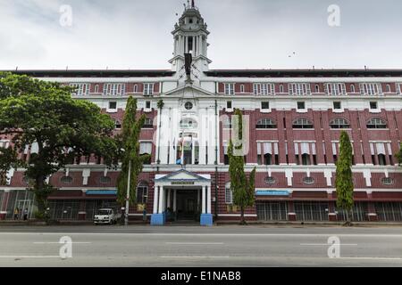 Yangon, Region Yangon, Myanmar. 7. Juni 2014. Myanmar-Zollhaus am Strand Road zählt zu den besser erhaltenen Kolonialbauten in Yangon. Es wurde im Jahre 1915 erbaut. Yangon hat die höchste Konzentration von Kolonialbauten stehen in Asien noch. Anstrengungen unternommen, um das Gebäude zu erhalten, aber viele sind in einem schlechten Zustand und nicht retten. © Jack Kurtz/ZUMAPRESS.com/Alamy Live-Nachrichten Stockfoto