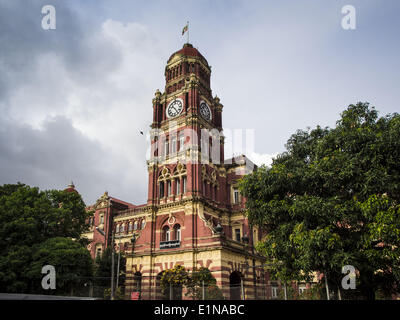 Yangon, Region Yangon, Myanmar. 7. Juni 2014. Der High Court Gebäude in Yangon wurde 1914 erbaut und hieß früher das Parlament der Justiz. Yangon hat die höchste Konzentration von Kolonialbauten stehen in Asien noch. Anstrengungen unternommen, um das Gebäude zu erhalten, aber viele sind in einem schlechten Zustand und nicht retten. © Jack Kurtz/ZUMAPRESS.com/Alamy Live-Nachrichten Stockfoto