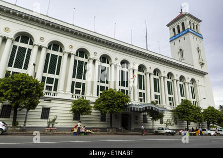 Yangon, Region Yangon, Myanmar. 7. Juni 2014. Die Hafenbehörde von Myanmar zählt zu Yangons besser erhaltene Gebäude aus der Kolonialzeit. Es wurde 1920 gebaut. Yangon hat die höchste Konzentration von Kolonialbauten stehen in Asien noch. Anstrengungen unternommen, um das Gebäude zu erhalten, aber viele sind in einem schlechten Zustand und nicht retten. © Jack Kurtz/ZUMAPRESS.com/Alamy Live-Nachrichten Stockfoto